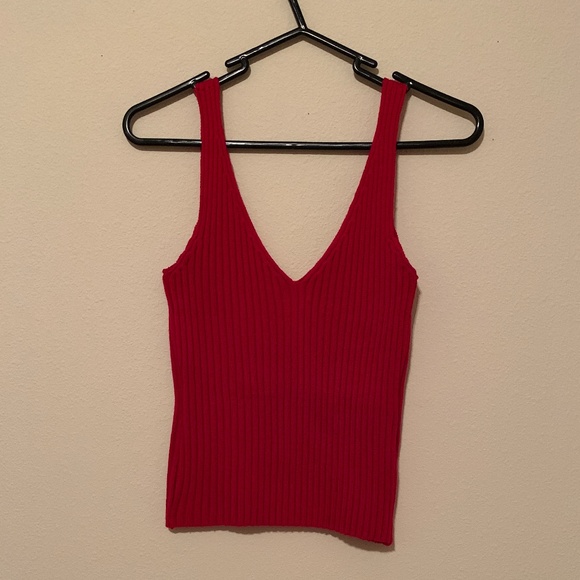 Red Ribbed Sleeveless V-Neck Crop Top - Picture 2 of 6